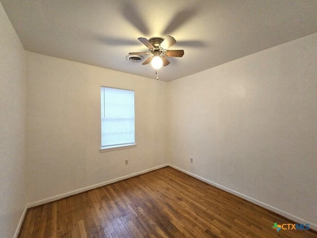 Building Photo - 616 W Ave E