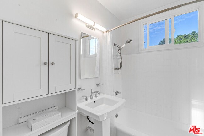 Building Photo - 1352 Ocean Park Blvd