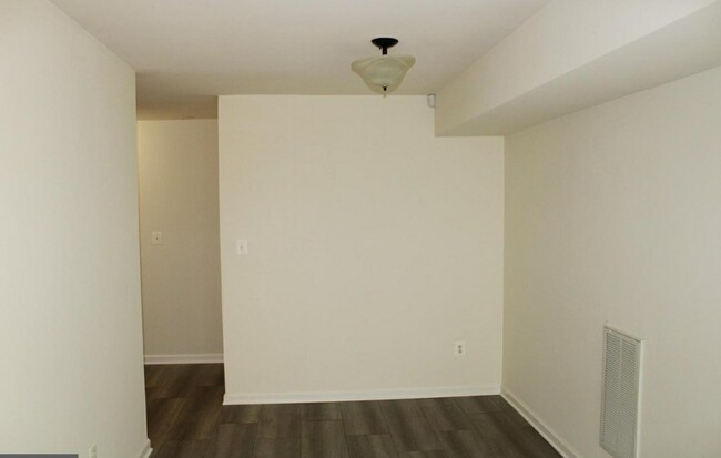 Dining area - 7505 Riverdale Rd