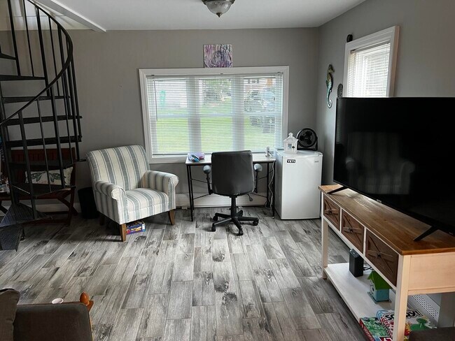 Building Photo - 6 Ash St