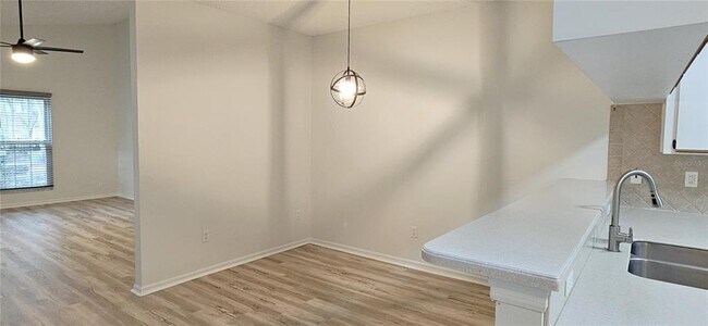 Building Photo - 2736 Penzance St