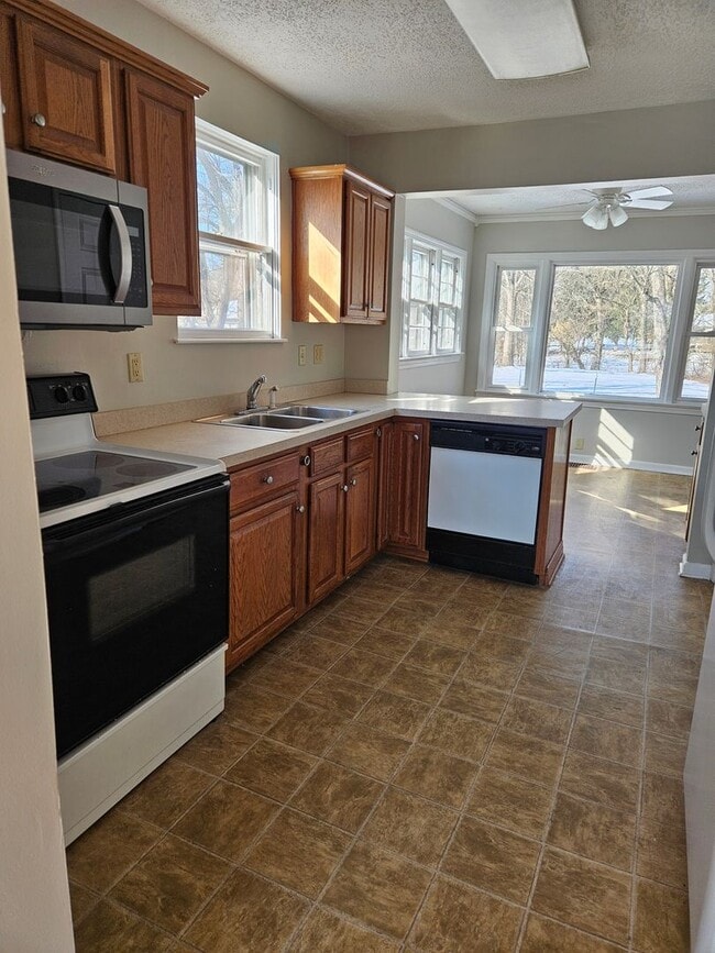 Building Photo - Large Cape Cod