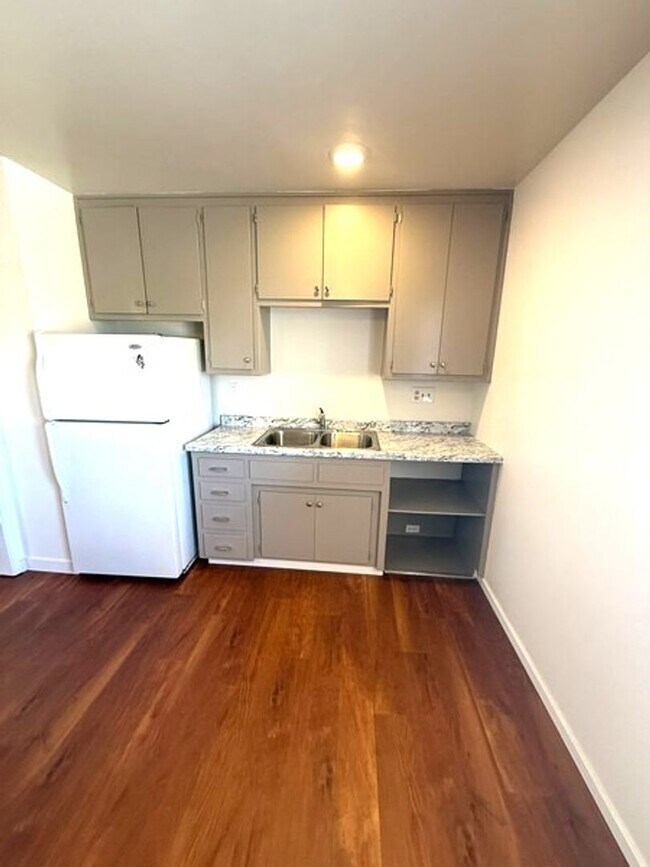 Building Photo - ora211