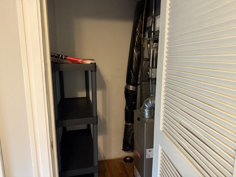 Closet - 427 19th Ave NE