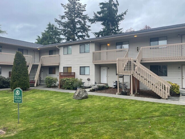 Building Photo - 2 Bedroom Condo! Near Schools & NAS Whidbey!