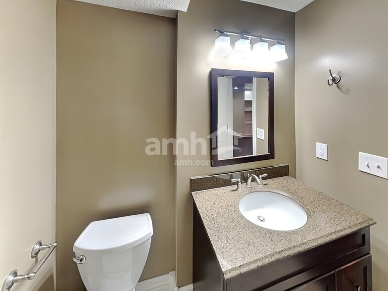 Building Photo - 1015 Westbury Ct