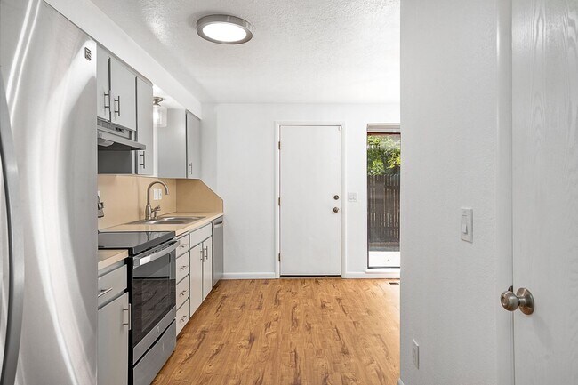 Building Photo - Super Cute North End Place with Garage and Backyard!