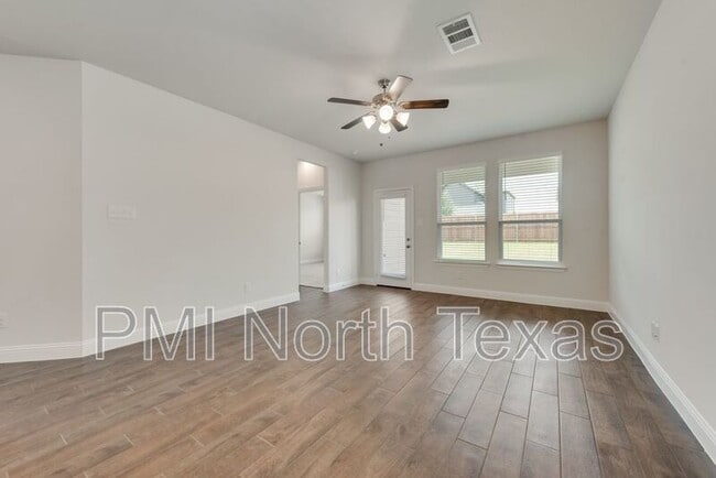 Building Photo - 3014 Isla Ter