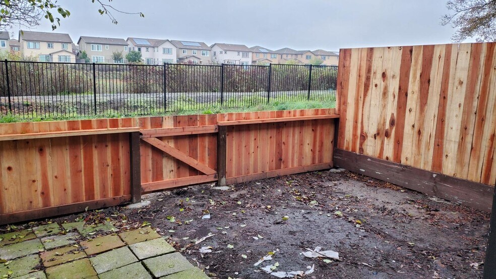 Building Photo - 1460 Parkway Dr