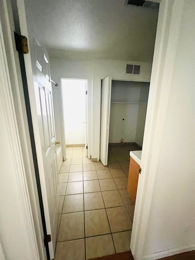 Building Photo - 575 W Cinnamon Ave