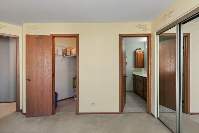 Building Photo - 1871 Fox Run Dr