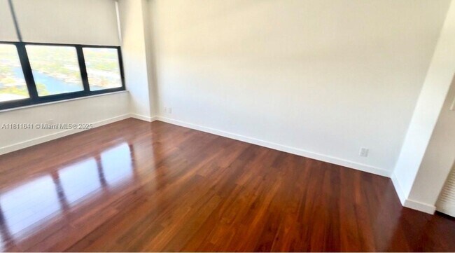 Building Photo - 2500 Parkview Dr