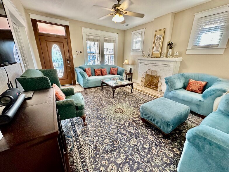 Living Room w/ Smart TV & electric fireplace - 2811 Buena Vista St