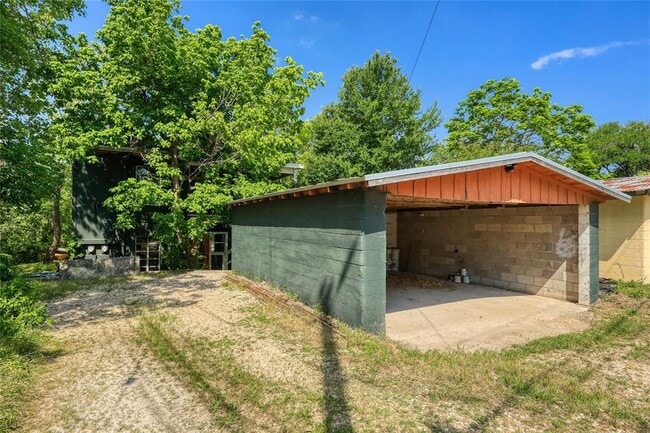 Building Photo - 1400 Ashwood Rd