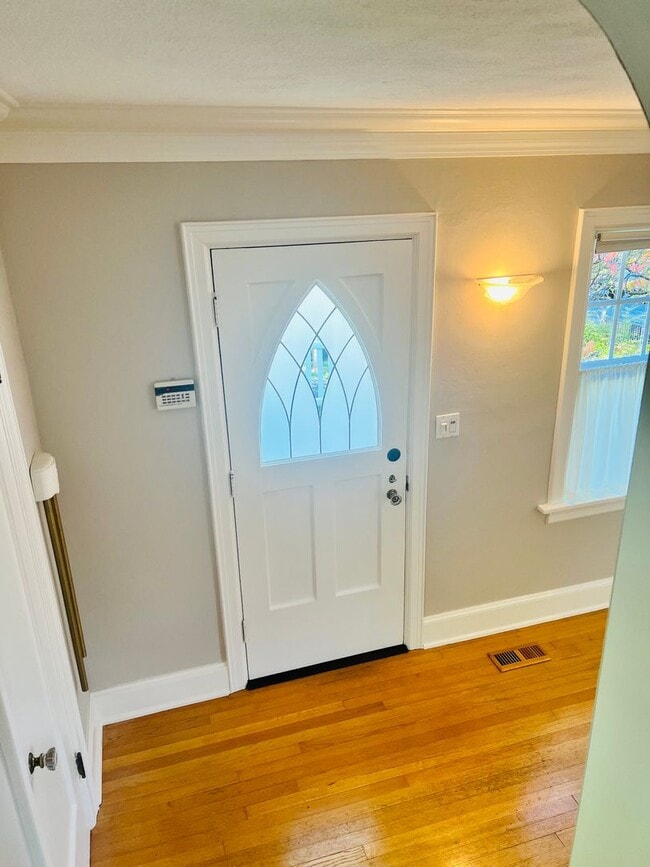 Building Photo - English Cottage Charmer meets Excellence