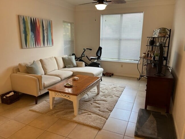 Building Photo - 1 Bedroom + Den Condo in Royal Greens at G...