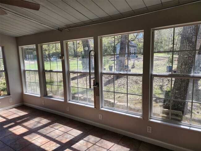 Building Photo - 13373 Southshore Dr