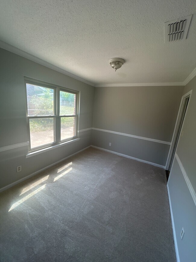 Building Photo - 713 Amity Ln