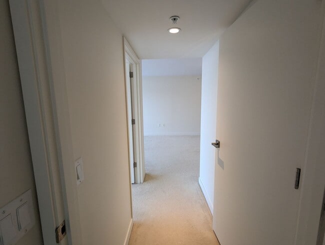 Building Photo - Symphony 2 Bed, 2 Bath, 1 Parking, Mountain views in Kakaako
