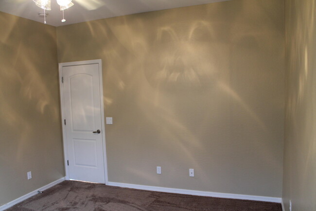 Building Photo - 9059 W Red Fox Rd