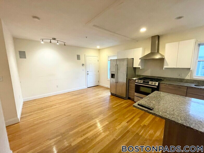 Building Photo - 128 Hillside St