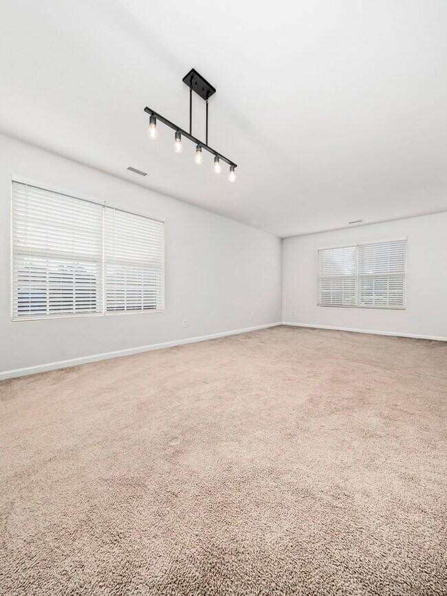 Building Photo - Spacious and Move-In Ready Home! - Fenced ...