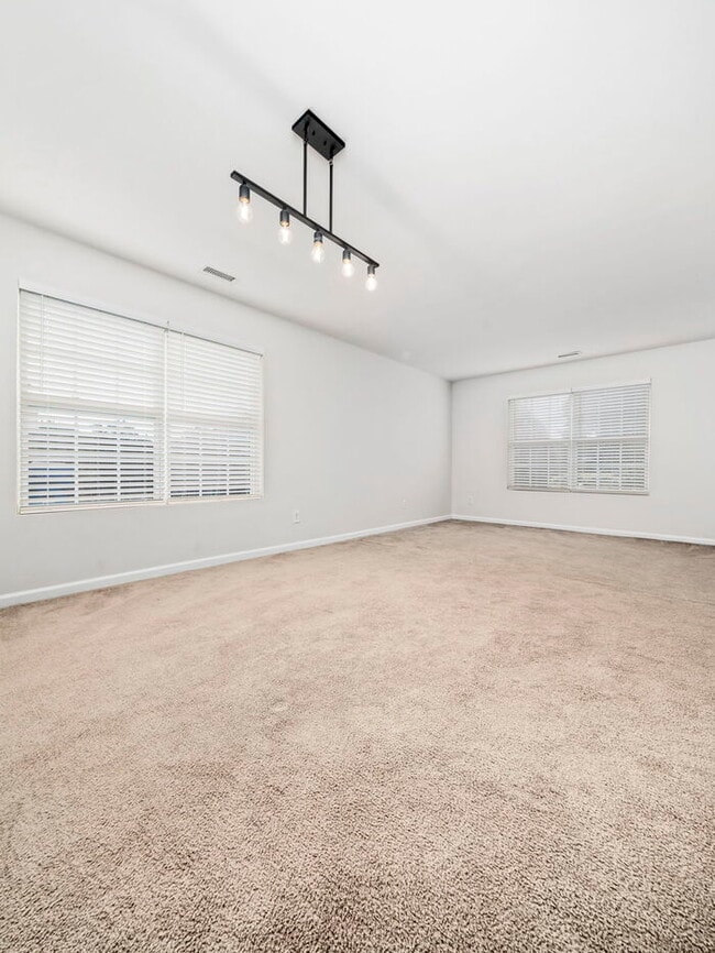 Building Photo - Spacious and Move-In Ready Home! - Fenced Yard!