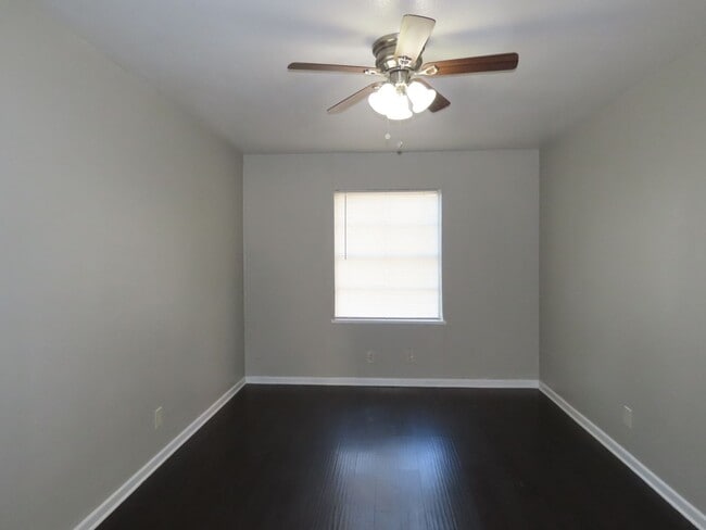 Building Photo - Three bedroom, One Bath Duplex Near Hospit...