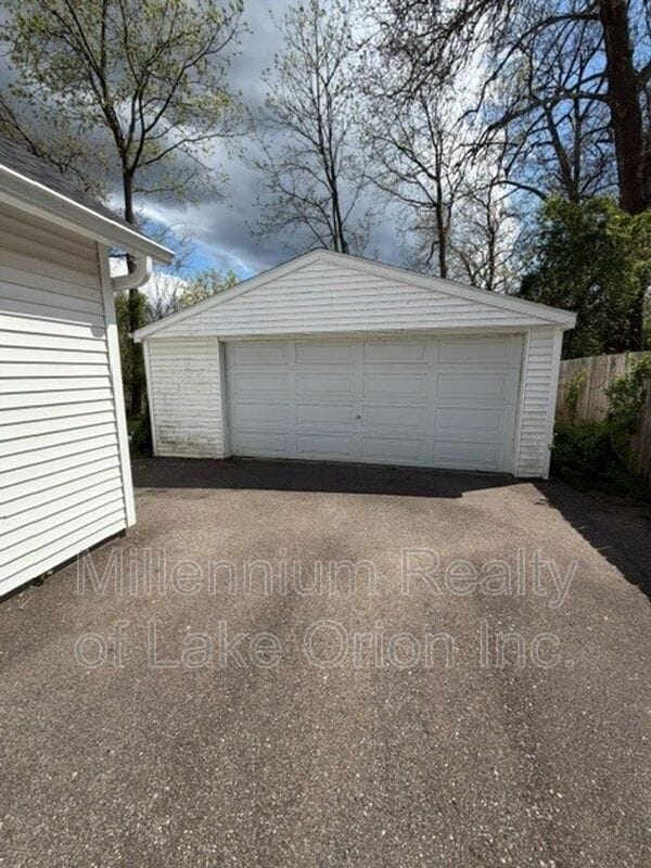Building Photo - 27 Sylvan Ct