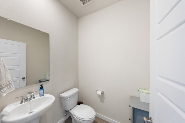 Building Photo - 18757 Timber Gln Dr