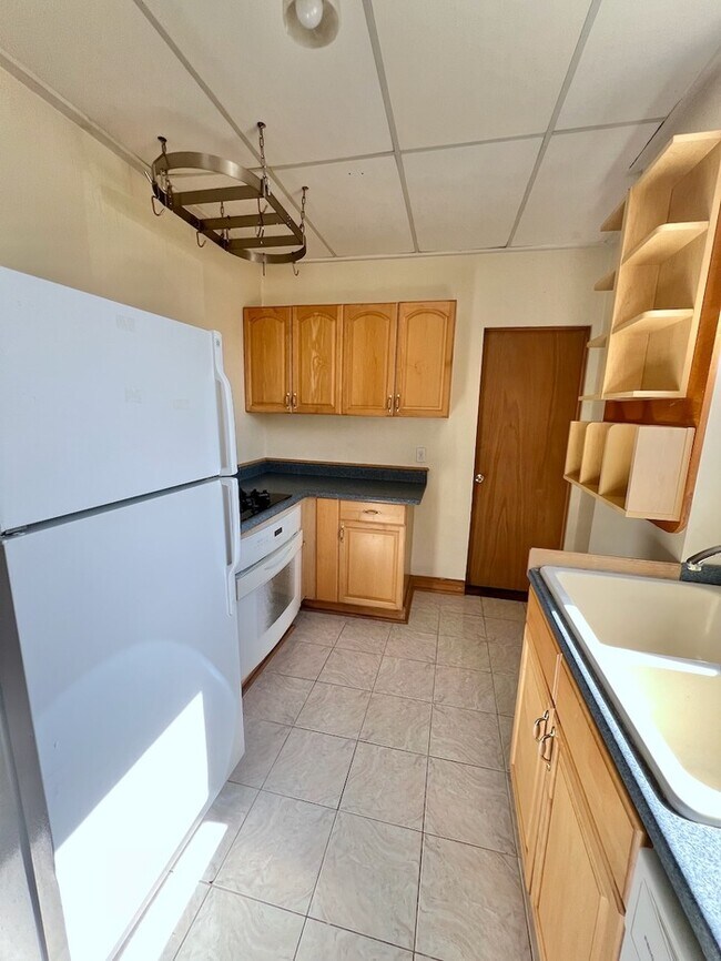 Building Photo - Unique Oakley Ranch!