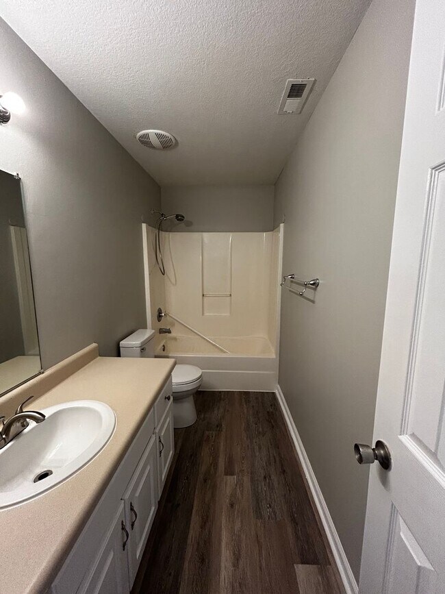 Building Photo - Charming 2 Bed, 1 Bath, 1 Car Garage, Cove...