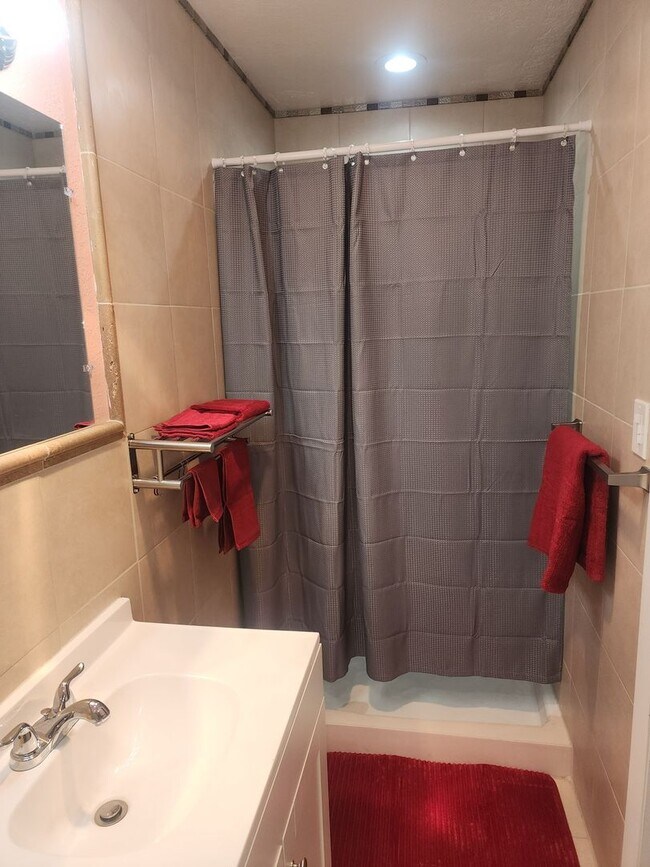 Building Photo - 2 bdr 2 bath kitchen fully furnished apartment with private entrance in quiet neighborhood in Alb...