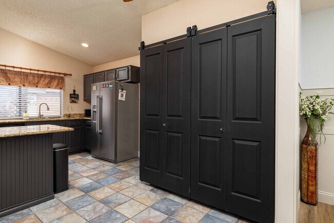 Building Photo - 8467 Willow Creek Dr