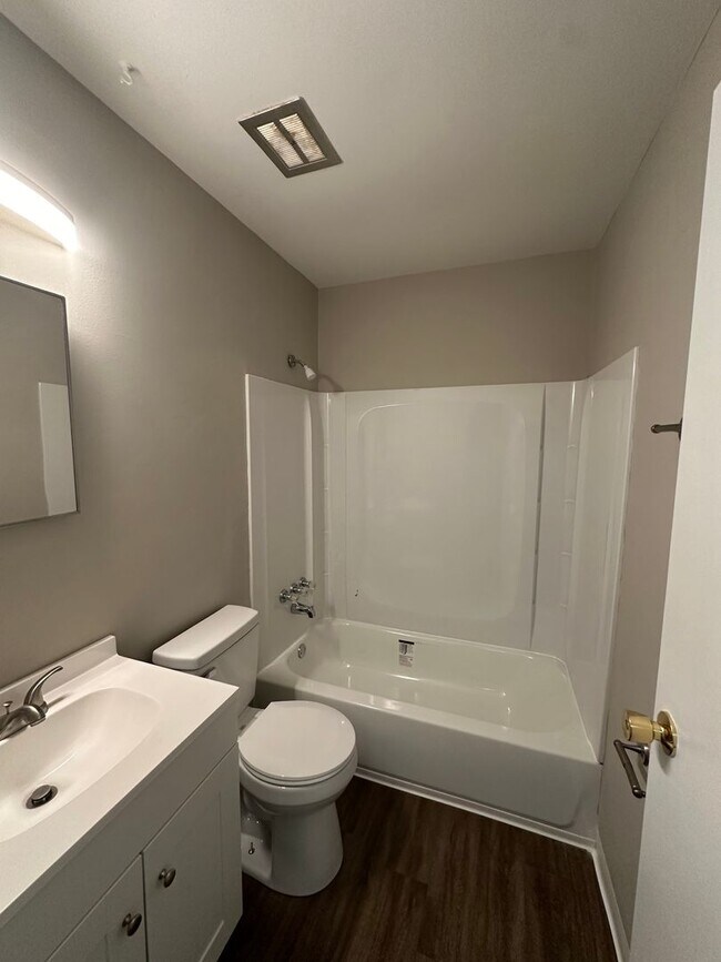 Building Photo - Updated 3 Bedroom 1 Bath Single Family Hom...