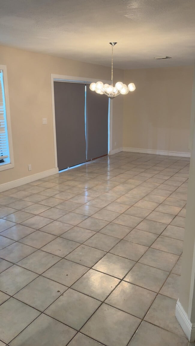 Building Photo - 5855 Northpointe Ln