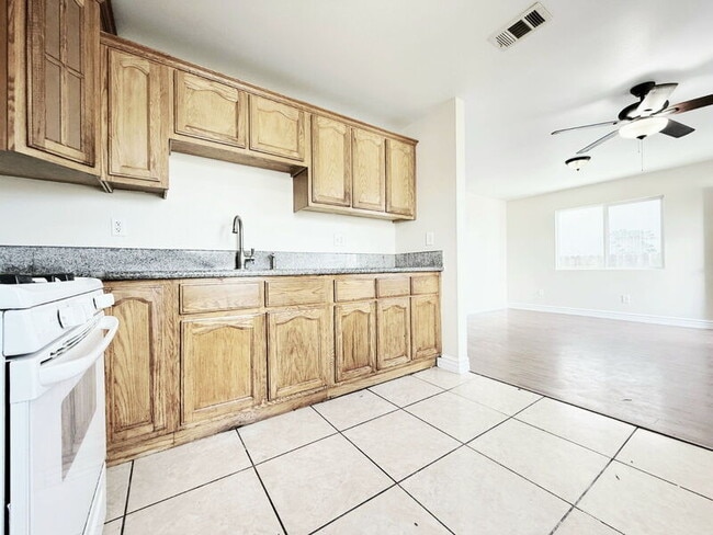 Building Photo - 844 W 54th St