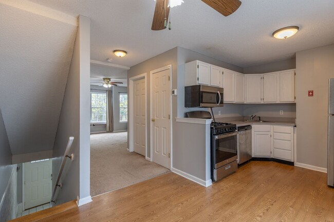Building Photo - Multi Level Updated 2 Bedroom Condo