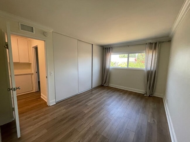 Building Photo - Upgraded 3 Bed, 2 Bath with large family room!