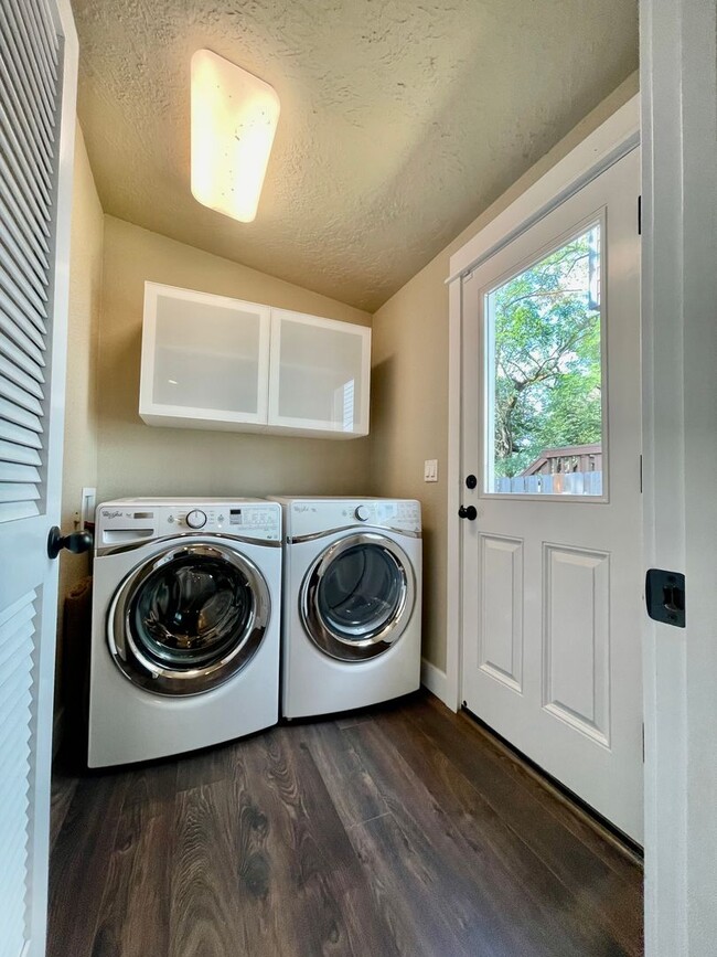 Building Photo - Spacious 3 Bedroom/2 Bath Home with generous fully fenced yard!