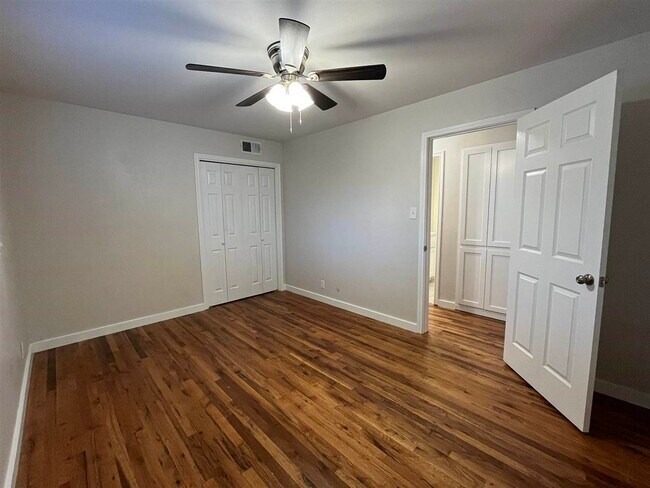 Building Photo - 2711 Chase Dr