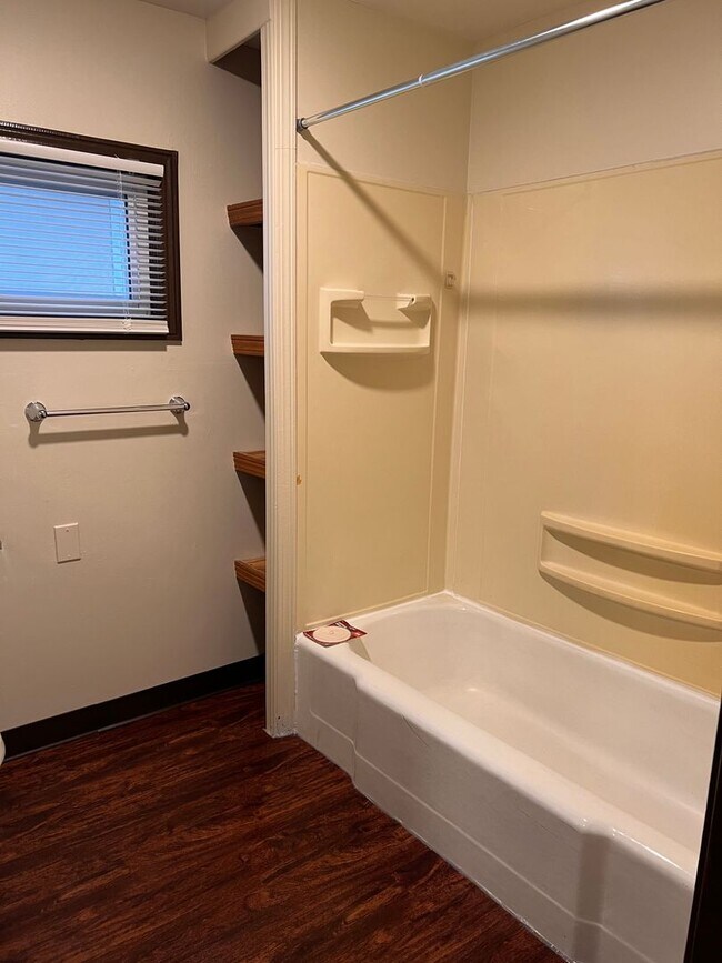 Building Photo - 123 E Broadway Ave