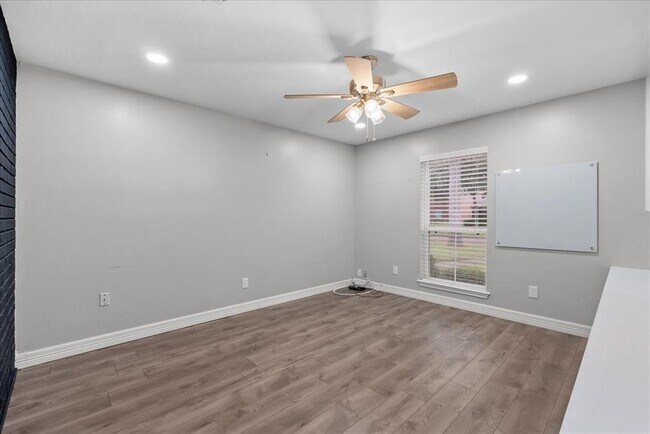 Building Photo - 2105 Murfield Dr