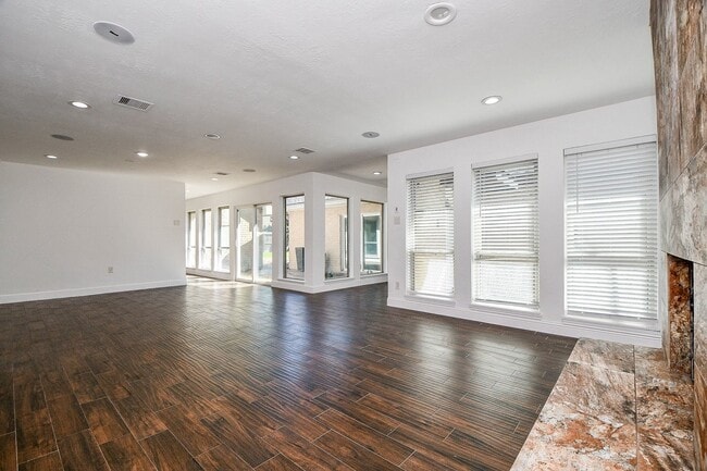 Building Photo - 2203 Briarview Dr