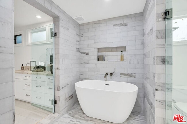 Building Photo - 701 Sierra Dr