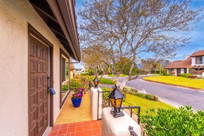 Building Photo - Condo for rent in Santa Barbara Near UCSB