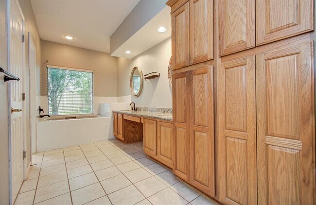 Building Photo - 5339 Holly View Dr