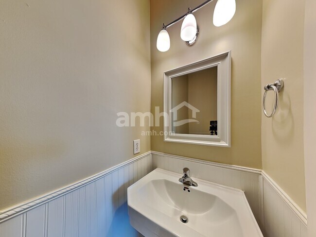 Building Photo - 1085 McCoy Dr