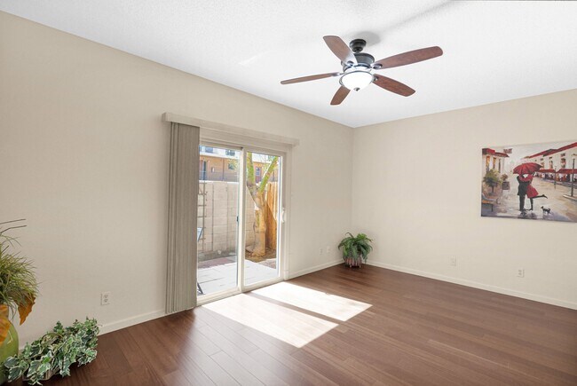 Living - 1935 W Morten Ave