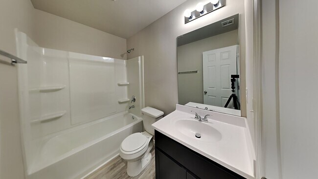 Building Photo - Very Nice 4 bedroom 2 bath home in Harrah ...